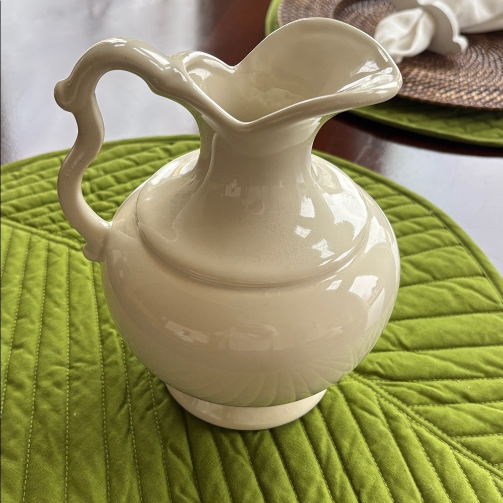 VINTAGE ROYAL HAEGER USA STYLE 4074 7-1/4" TALL‎ IVORY WHITE PITCHER